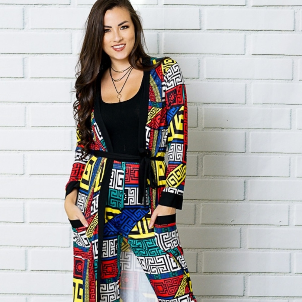 This 2 piece Set Multi-colored Geometrical Pattern